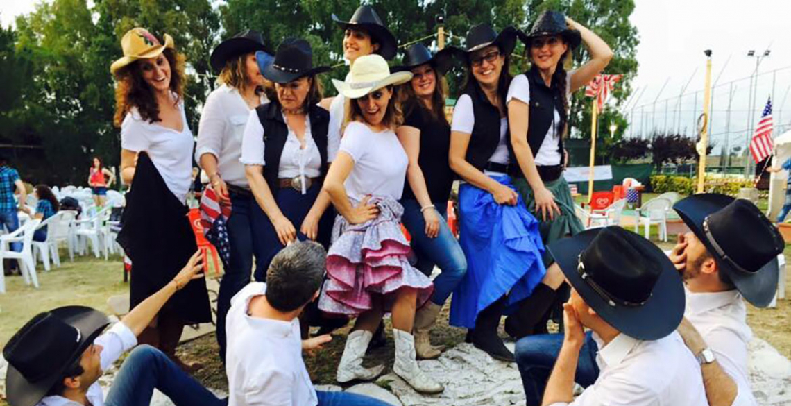 Ballerini e pubblico durante un evento Go West